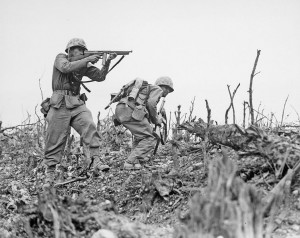 Photo originale de la couverture : combats à Okinawa